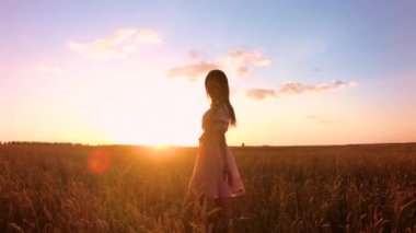 buğday alanında genç kız