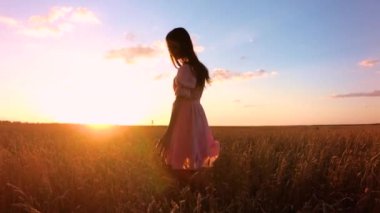 buğday alanında genç kız