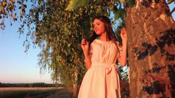 Giovane Ragazza Piedi Tramonto — Video Stock