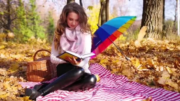 Chica Joven Con Libro Bosque Otoño — Vídeos de Stock