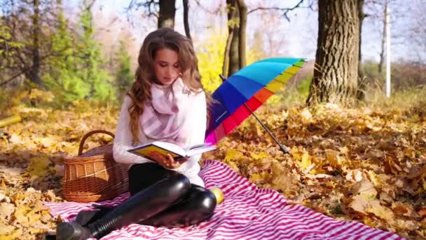 Chica Joven Con Libro Bosque Otoño — Vídeos de Stock