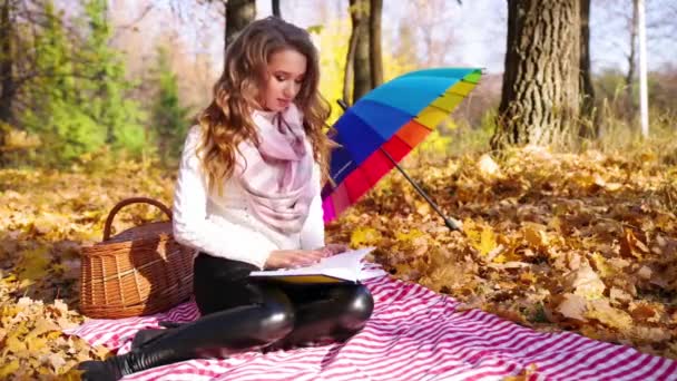 Chica Joven Con Libro Bosque Otoño — Vídeos de Stock