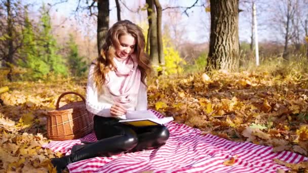 Chica Joven Con Libro Bosque Otoño — Vídeo de stock