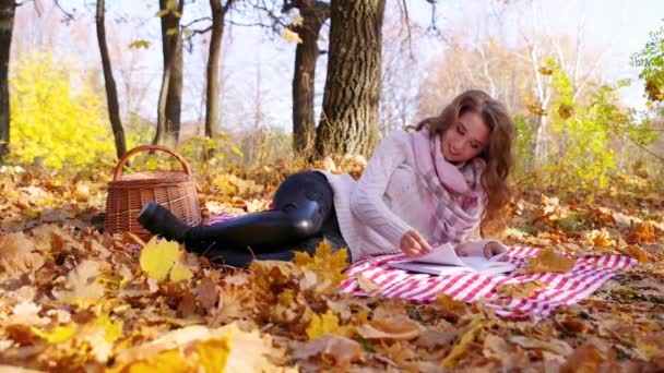 Chica Joven Con Libro Bosque Otoño — Vídeos de Stock