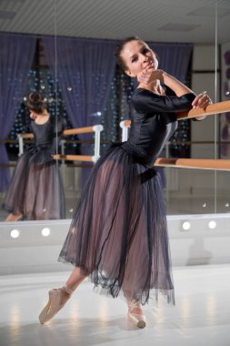 Eğitim salonunda Genç balerin