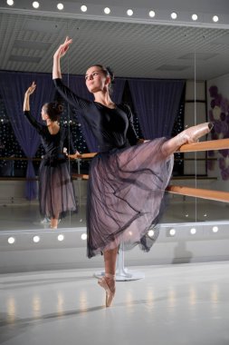 Eğitim salonunda Genç balerin