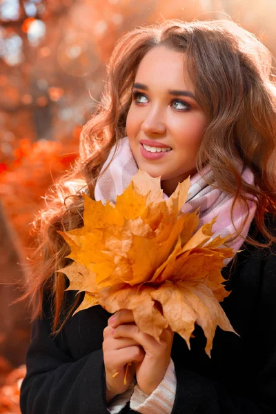 年轻的女孩在阳光明媚的秋天森林 — 图库照片
