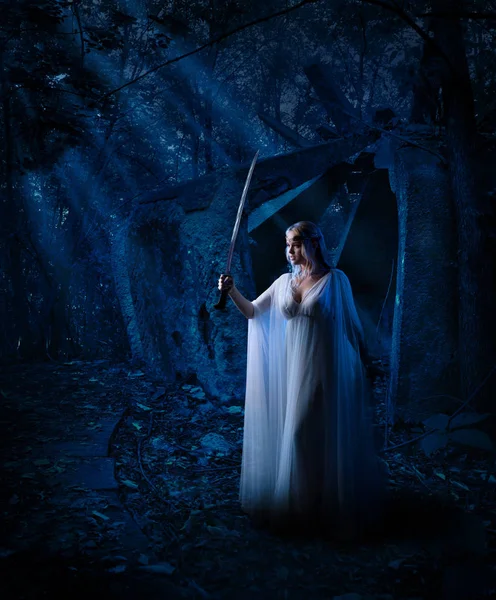 夜の森で若いエルフの女の子 — ストック写真