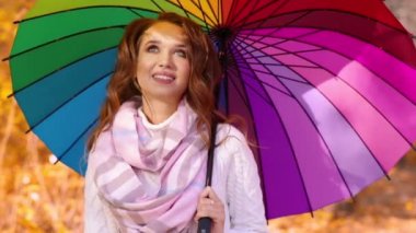 Genç kız sonbahar ormanda yürüyüş