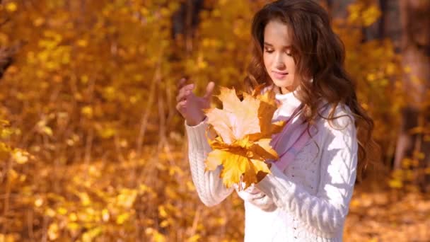 Jeune fille dans la forêt d'automne 