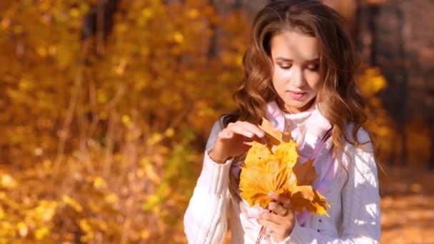 Jeune Fille Dans Forêt Automne — Video