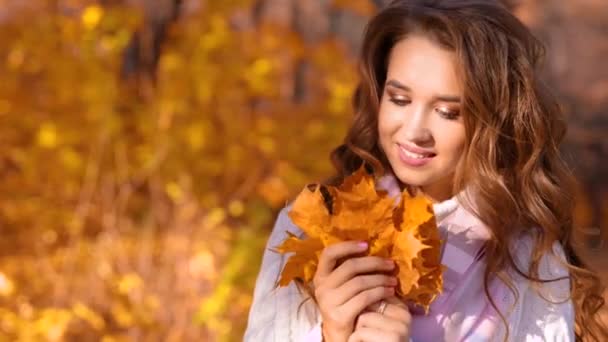 Jeune fille dans la forêt d'automne 