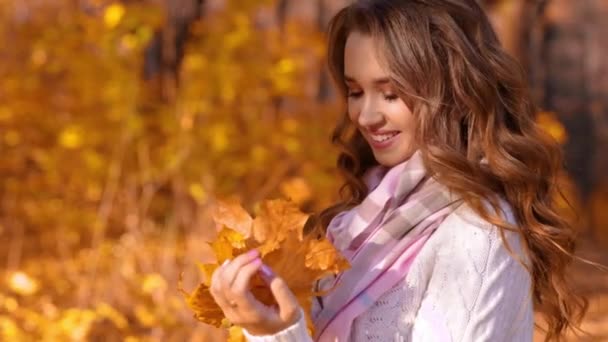 Jeune fille dans la forêt d'automne 