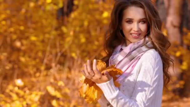 Jeune fille dans la forêt d'automne 