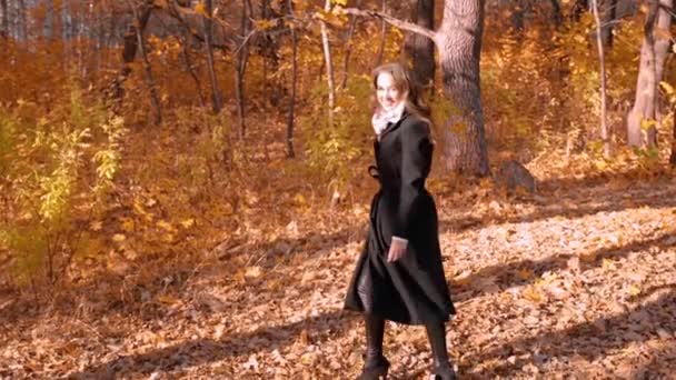 Jeune Fille Dans Forêt Automne — Video