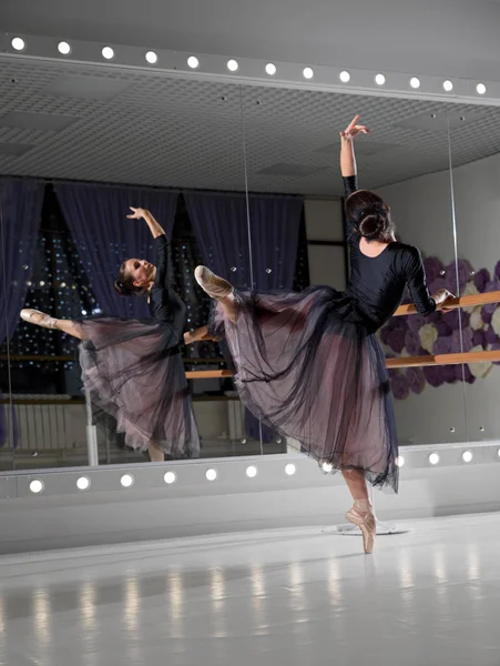 Giovane Ballerina Sala Formazione — Foto Stock