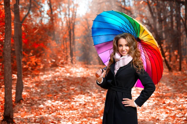 Güneşli Bir Gün Sonbahar Ormandaki Genç Kız — Stok fotoğraf