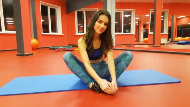 Junges Mädchen Fitnessclub — Stockvideo