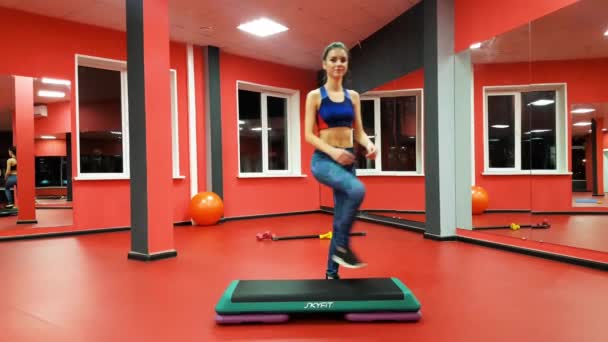 Jeune Fille Dans Club Fitness — Video