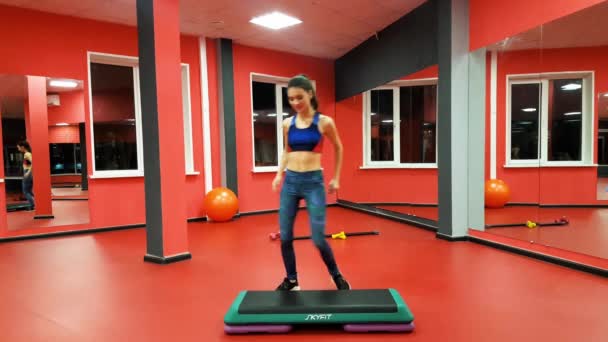 Jong Meisje Fitnessclub — Stockvideo