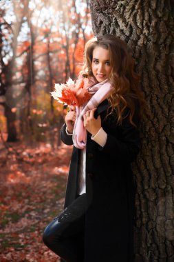 sonbahar ormanda genç kız