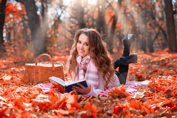 Chica Joven Bosque Otoño — Foto de Stock