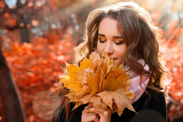 在秋天的森林中的小女孩 — 图库照片