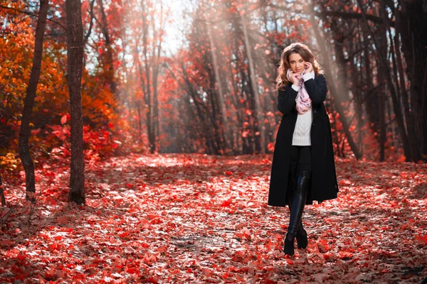 Menina Floresta Outono — Fotografia de Stock