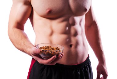 Badem fındık izole ile sportif kaslı adam