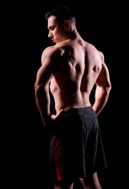 Sportif kaslı adam siyah izole