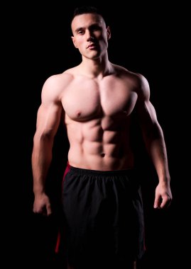 Sportif kaslı adam siyah izole