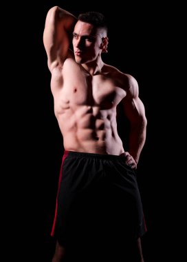 Güçlü delikanlı siyah izole