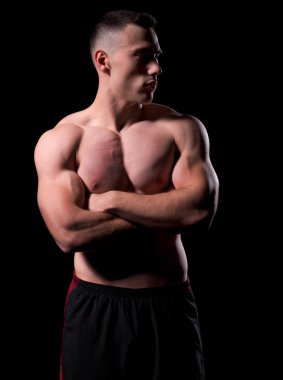 Güçlü delikanlı siyah izole