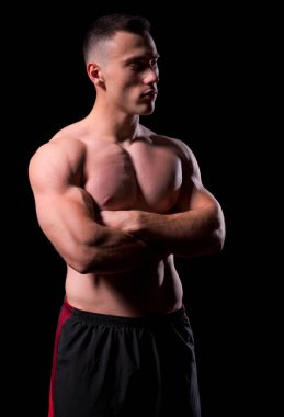 Güçlü delikanlı siyah izole