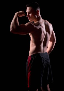 Güçlü delikanlı siyah izole