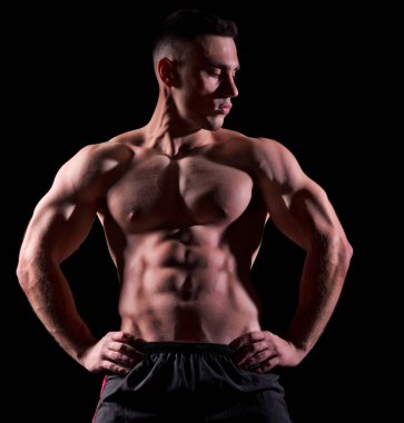 Güçlü delikanlı siyah izole