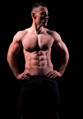 Güçlü delikanlı siyah izole