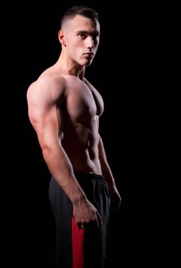 Güçlü delikanlı siyah izole