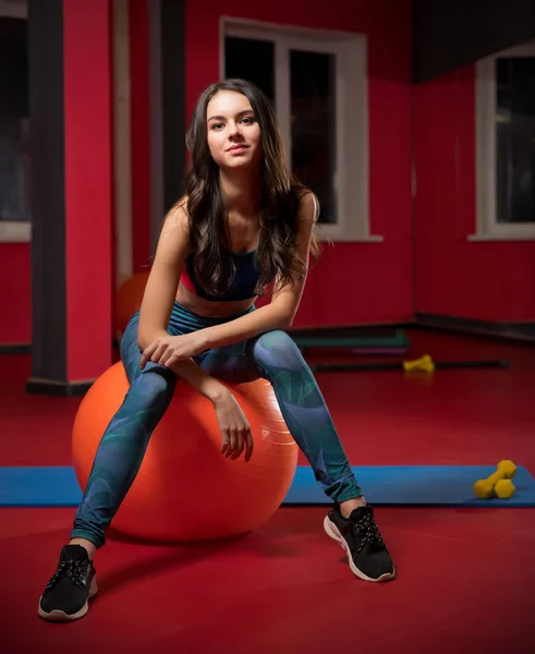 Jovem mulher no clube de fitness — Fotografia de Stock