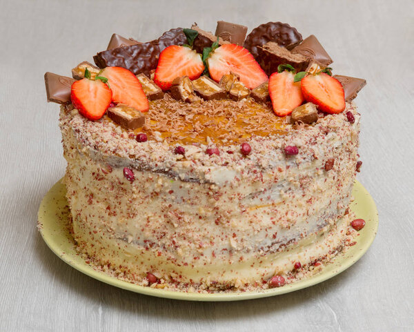 Торт с клубникой