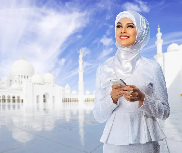 युवा मुस्लिम महिला — स्टॉक फ़ोटो, इमेज