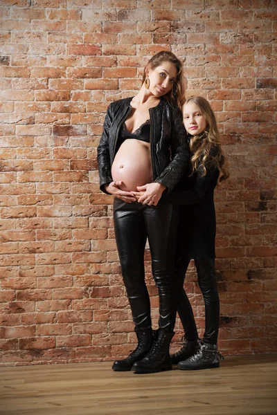 Familie in lederen kleding op bakstenen muur (normale ver) — Stockfoto