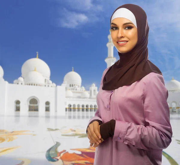 Jovem mulher muçulmana na mesquita — Fotografia de Stock