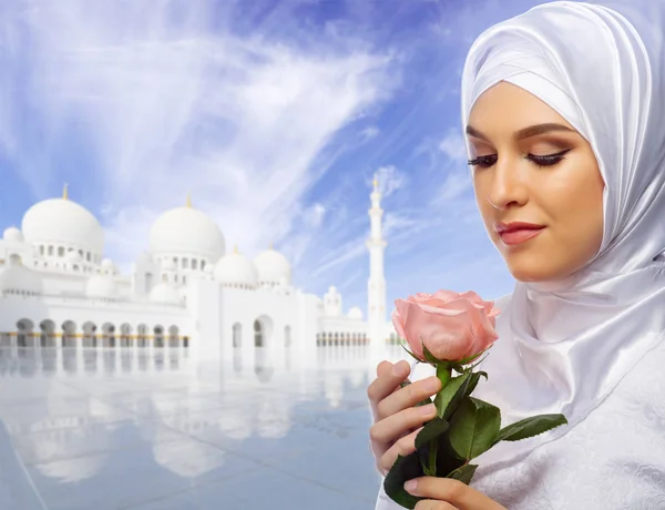 Giovane donna musulmana sulla moschea — Foto Stock
