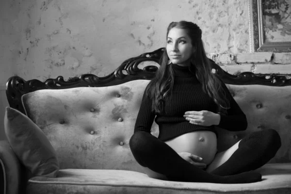 Jeune femme enceinte (monochrome ver ) — Photo