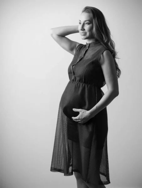 Jeune femme enceinte (monochrome ver ) — Photo