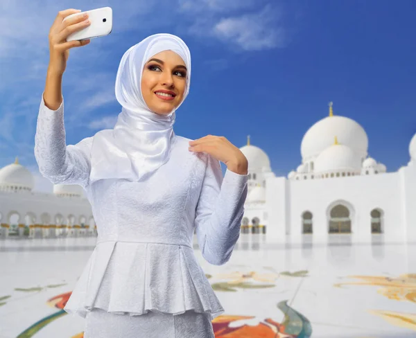 Mulher muçulmana no fundo da mesquita — Fotografia de Stock