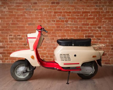 Tuğla duvarda Retro tarzı scooter