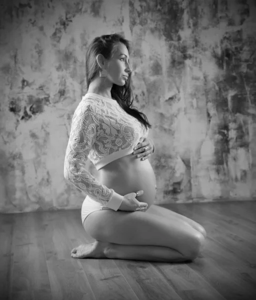 Portrait de femme enceinte (monochrome ver ) — Photo