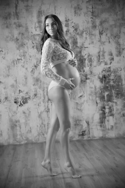 Portrait de femme enceinte (monochrome ver ) — Photo